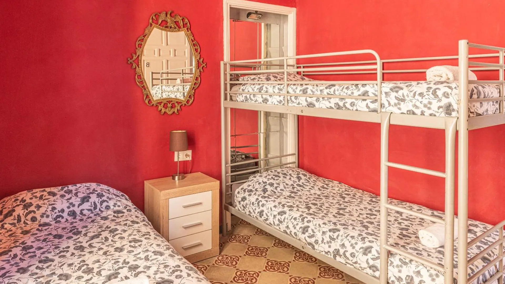 Pansiyon Private Rooms In Historic Building On The Square Málaga