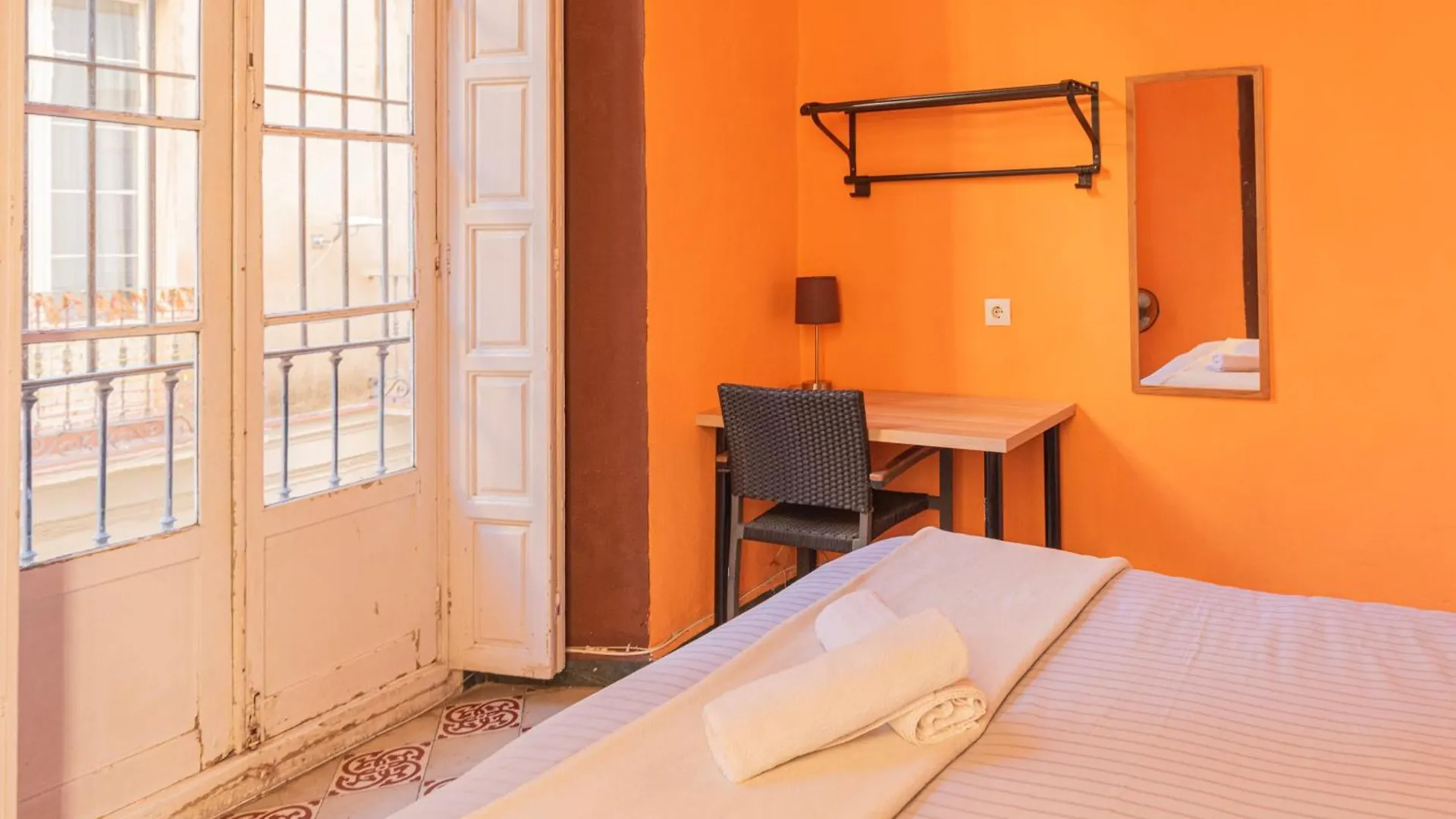 Private Rooms In Historic Building On The Square مالقة منزل للإقامة