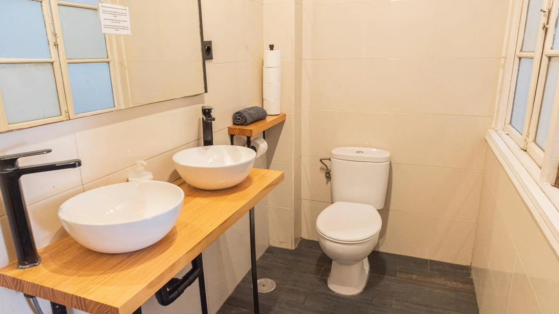 Private Rooms In Historic Building On The Square مالقة منزل للإقامة