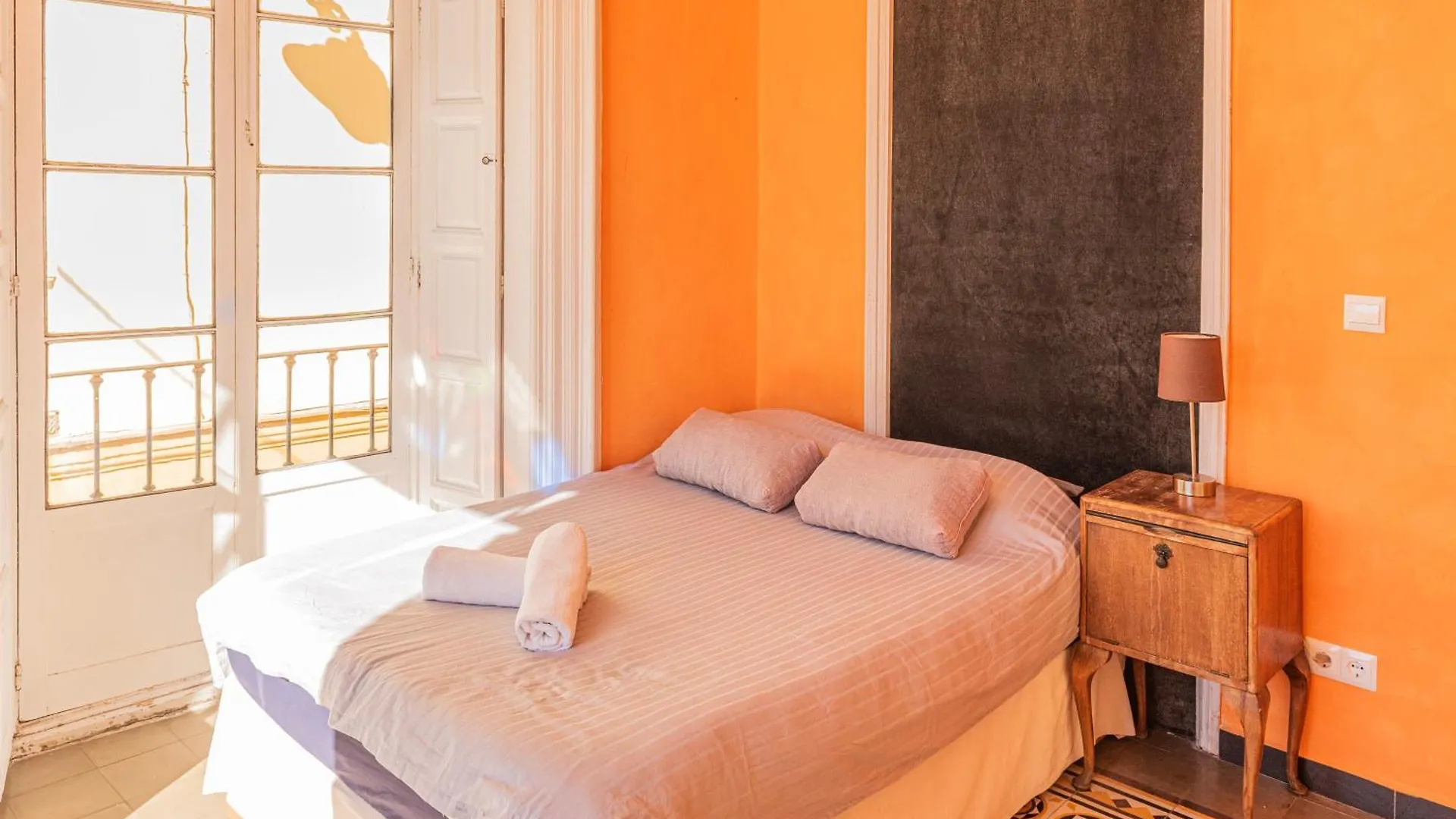 Private Rooms In Historic Building On The Square مالقة 0*,