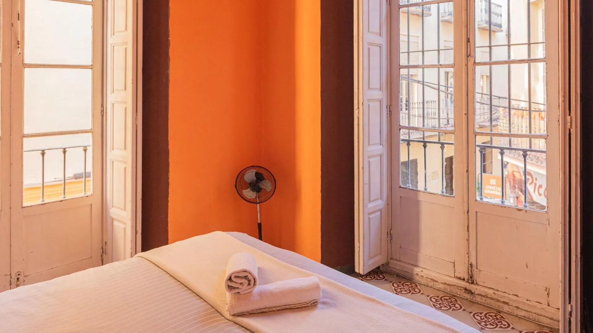 Private Rooms In Historic Building On The Square مالقة